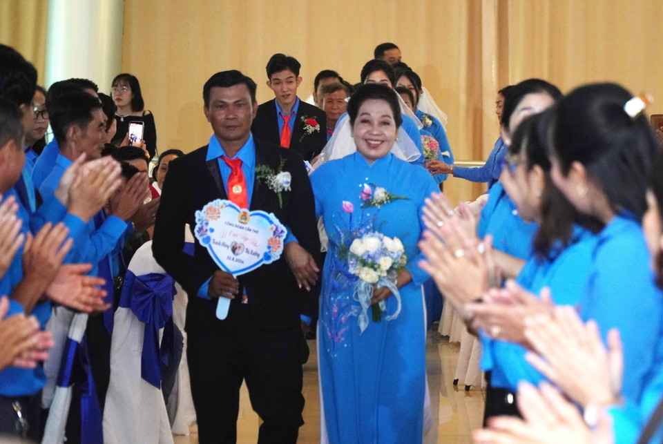 Các cặp đôi rạng ngời trong ngày hạnh phúc. (Ảnh: Ánh Tuyết - TTXVN)