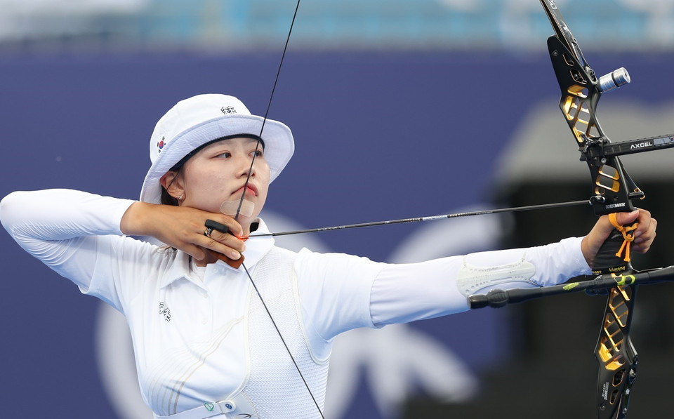 Cung thủ Lim Si Hyeon đến từ Hàn Quốc. (Ảnh: Hoàng Linh/TTXVN)