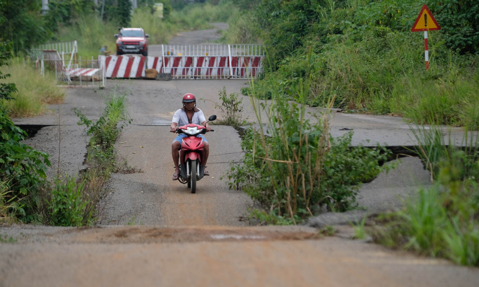 Bất chấp cảnh báo, người dân địa phương vẫn lưu thông qua tuyến đường tránh phía Nam thành phố Bảo Lộc đã cấm lưu thông. (Ảnh: Nguyễn Dũng/TTXVN)