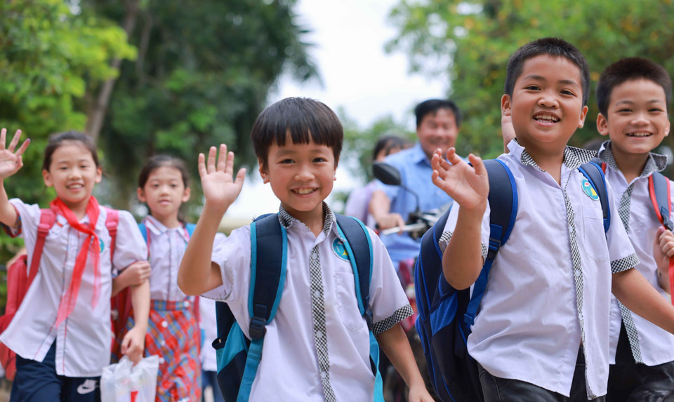 Niềm vui của học sinh được trở lại trường sau khi ngập lụt qua đi. (Ảnh: Thanh Tùng/TTXVN)