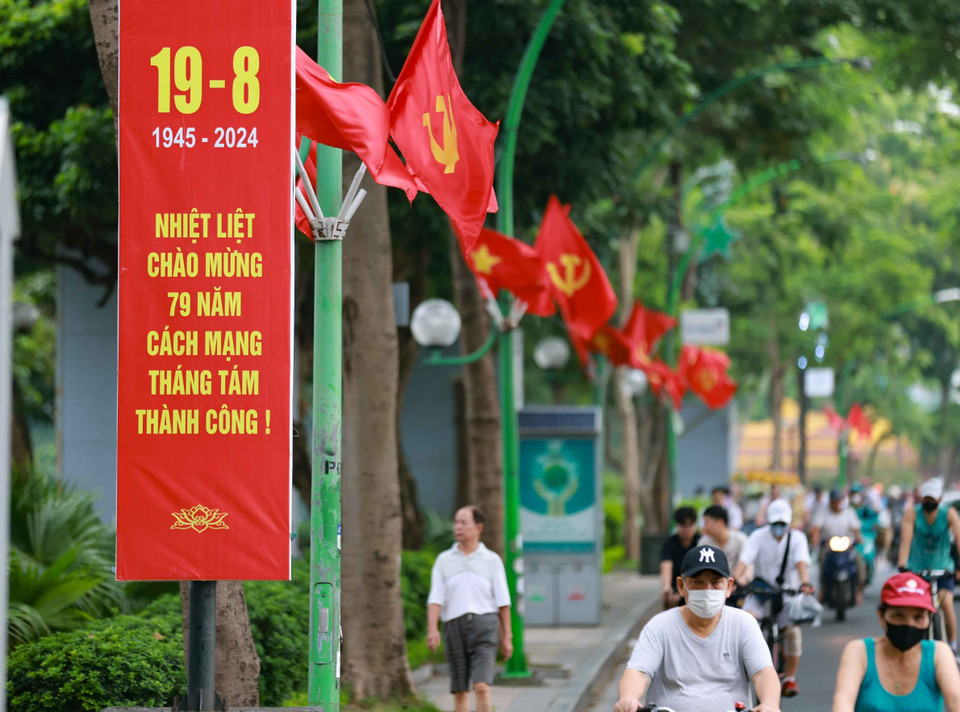 Trang hoàng đường phố thủ đô đón mừng Cách mạng Tháng Tám và Quốc khánh 2/9. (Ảnh: Thanh Tùng/TTXVN)