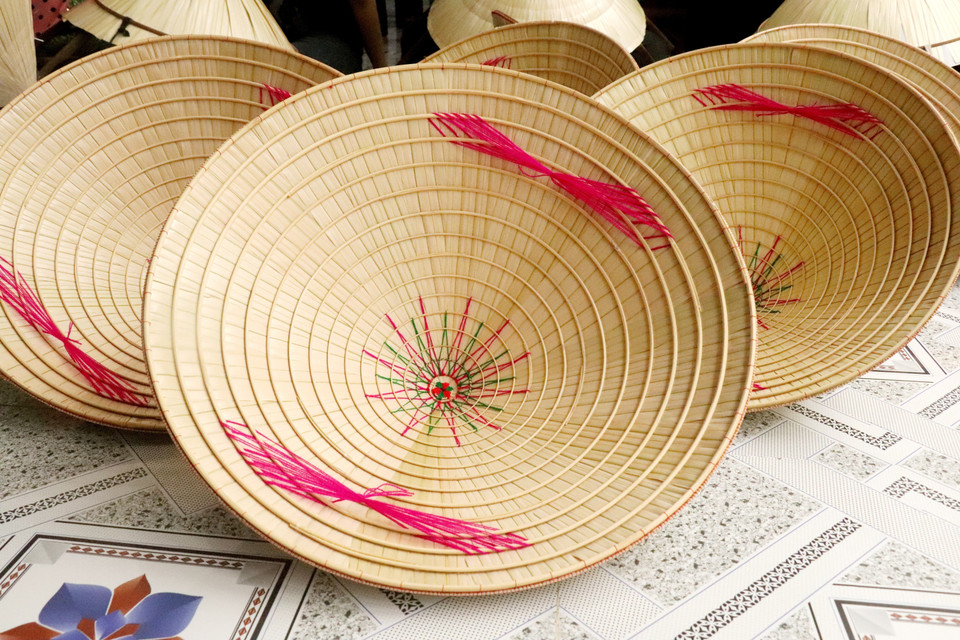 Mỗi chiếc nón lá ở Thới Lai, Cần Thơ, được bán với giá từ 50.000 đến 120.000 đồng tùy loại. (Ảnh: Thu Hiền/TTXVN)