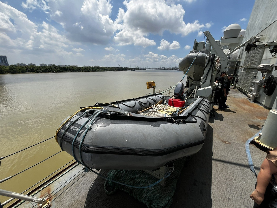 Tàu Hải quân Hoàng gia Canada Montréal trang bị nhiều xuồng ứng cứu và tấn công. (Ảnh: Thanh Vũ/TTXVN)