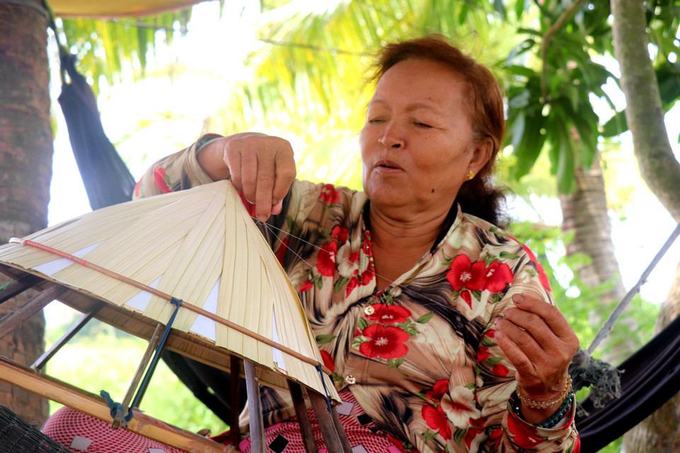 Những người còn gắn bó với nghề chằm nón lá đa phần là người lớn tuổi. (Ảnh: Thu Hiền/TTXVN)