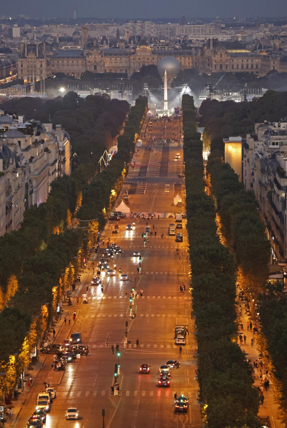 Đại lộ Champs-Elysées và quảng trường Place de la Concorde (phía sau) ở Paris, Pháp trước lễ khai mạc Paralympic 2024, ngày 27/8/2024. (Ảnh: Kyodo/TTXVN)