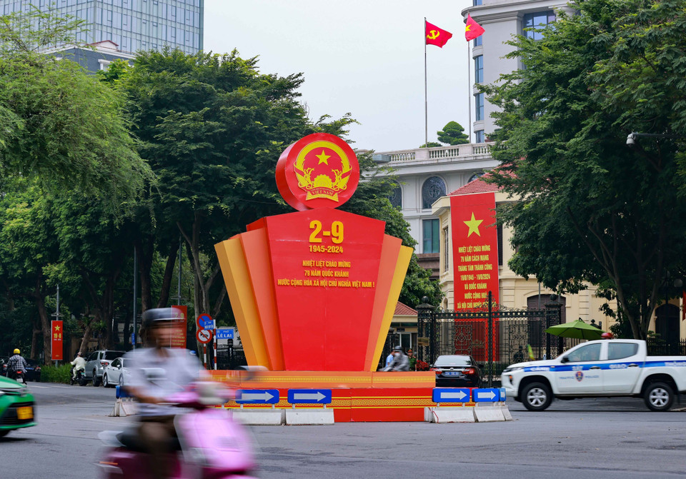 Trang hoàng đường phố thủ đô đón mừng Cách mạng Tháng Tám và Quốc khánh 2/9. (Ảnh: Thanh Tùng/TTXVN)