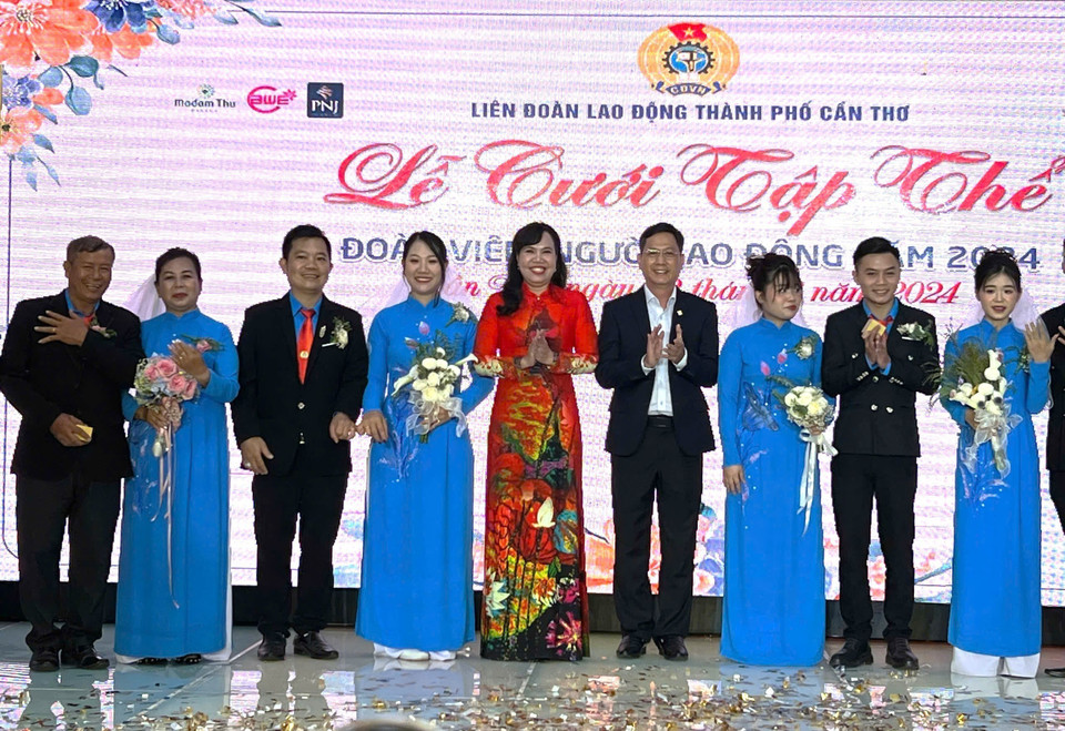 Đại diện các nhà tài trợ tặng cặp nhẫn cưới cho các cặp đôi. (Ảnh: TTXVN phát)