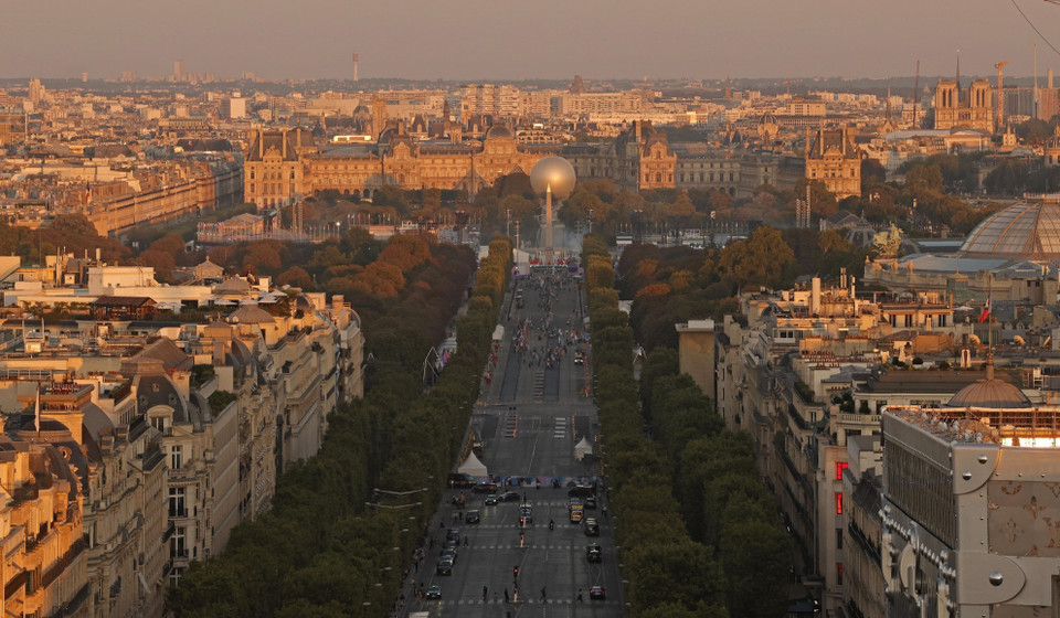 Đại lộ Champs-Elysées ở Paris, Pháp trước lễ khai mạc Paralympic 2024, ngày 27/8/2024. (Ảnh: Kyodo/TTXVN)