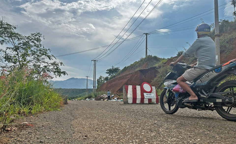 Người dân vẫn đi vào đường tránh phía Nam thành phố Bảo Lộc, đoạn qua xã Lộc Nga (Bảo Lộc) đã bị cấm lưu thông. (Ảnh: Nguyễn Dũng/TTXVN)