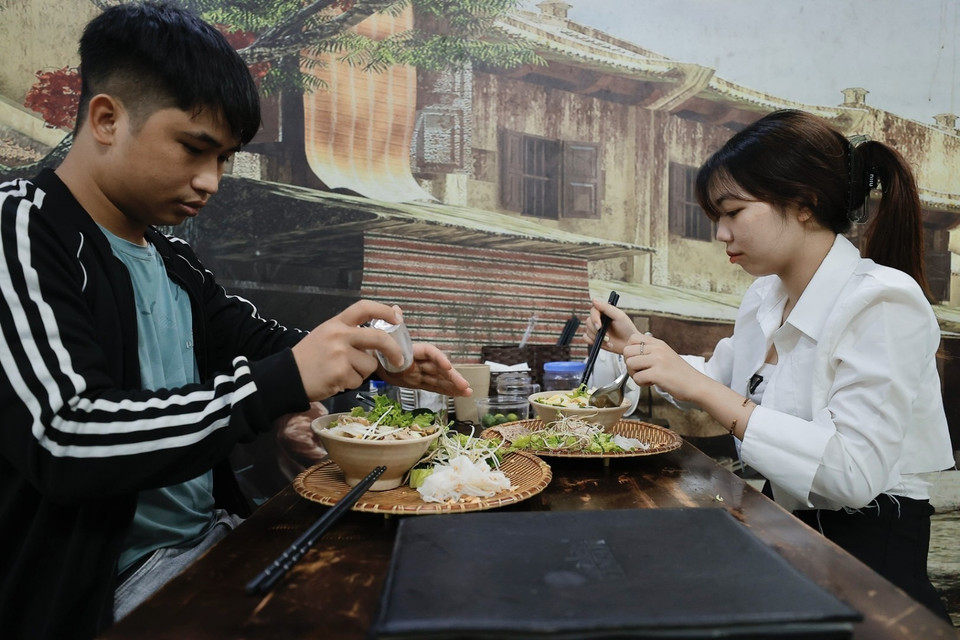 Mỳ Quảng là món ăn hấp dẫn, ưu chuộng của nhiều thực khách. (Ảnh: Minh Quyết/TTXVN)