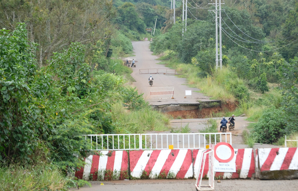 Người dân địa phương vẫn bất chấp nguy hiểm đi qua tuyến đường tránh phía Nam thành phố Bảo Lộc đã bị cấm lưu thông. (Ảnh: Nguyễn Dũng/TTXVN)