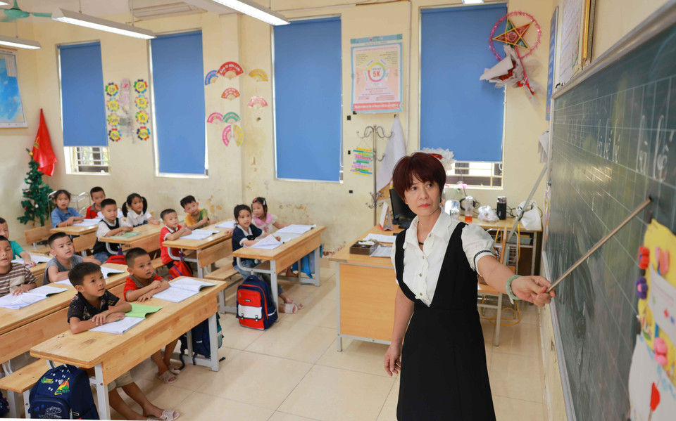 Cô Kiều Thị Minh Hoa - Hiệu trưởng trường Tiểu học Nam Phương Tiến A cho biết: “Thực hiện chỉ đạo chung của ngành Giáo dục, nhà trường tổ chức đón học sinh 2 tuần trước khi năm học mới chính thức bắt đầu, thời gian từ 8h đến 10h30". (Ảnh: Thanh Tùng/TTXVN)