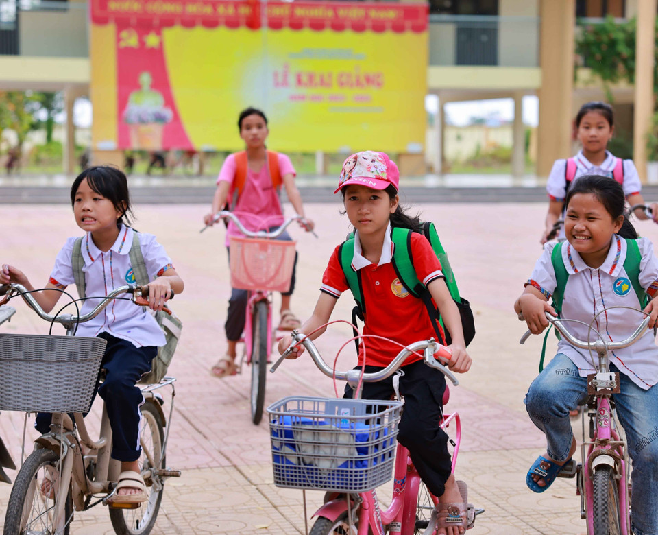 Ngoại trừ học sinh lớp 1, 2 được ông, bà, bố mẹ đưa đi đón về còn lại rất nhiều học sinh trường Tiểu học Nam Phương Tiến A đã chủ động đi học bằng xe đạp. (Ảnh: Thanh Tùng/TTXVN)