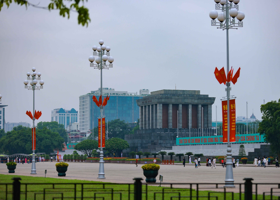 Trang hoàng trước Lăng Chủ tịch Hồ Chí Minh. (Ảnh: Thanh Tùng/TTXVN)