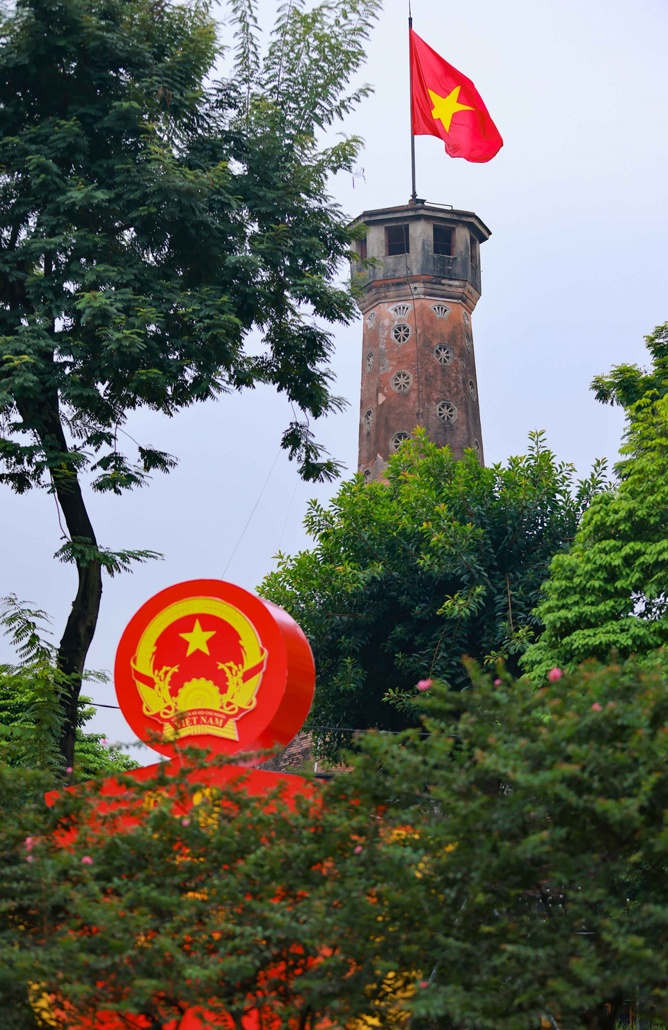 Cờ đỏ sao vàng tung bay trên Cột cờ Hà Nội. (Ảnh: Thanh Tùng/TTXVN)