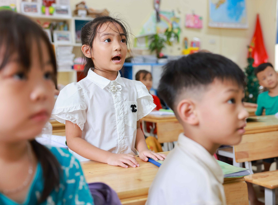 Trong những ngày này, ngoài việc rèn nề nếp, thói quen đến trường cho học sinh, các cô giáo còn nắm bắt tình hình, điều kiện cụ thể của từng em để kịp thời hỗ trợ, chia sẻ với học sinh có hoàn cảnh khó khăn trước thềm năm học mới. (Ảnh: Thanh Tùng /TTXVN)