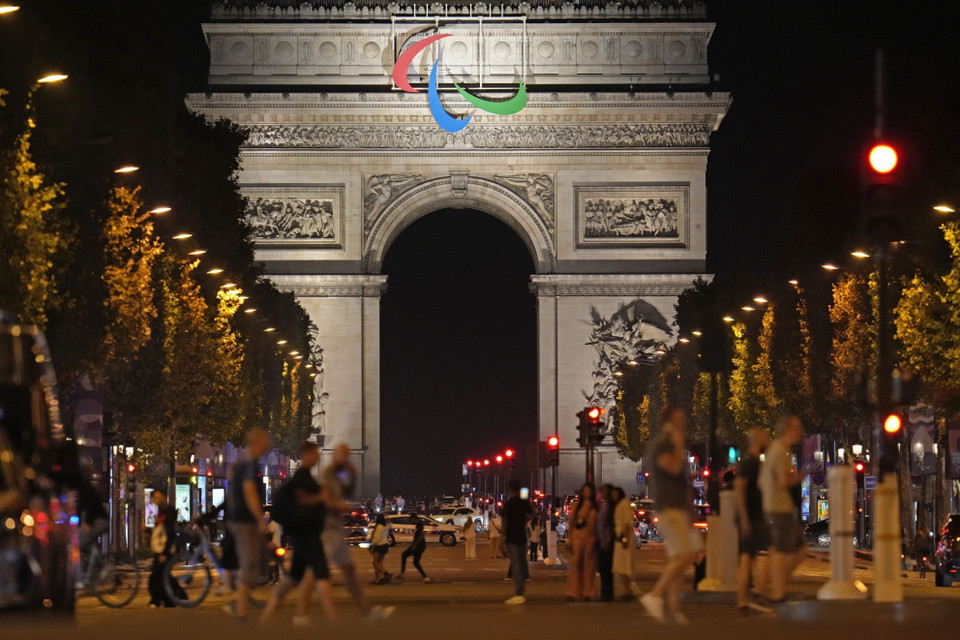 Biểu tượng Paralympic được trang trí trên Khải Hoàn Môn ở Paris, Pháp ngày 27/8/2024. (Ảnh: Kyodo/TTXVN)