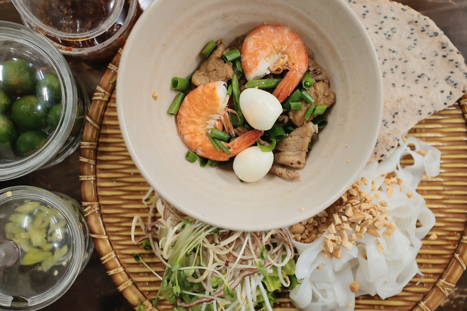 Một tô mỳ Quảng sẽ gồm nhiều nguyên liệu như tôm, thịt, gà, trứng, tùy vào sở thích ăn kèm với các loại rau. (Ảnh: Minh Quyết/TTXVN)