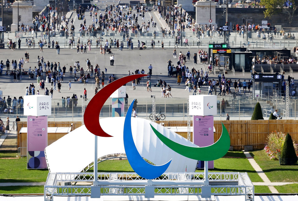 Biểu tượng Paralympic tại sân vận động dưới chân Tháp Eiffel ở Paris, Pháp ngày 27/8/2024. (Ảnh: Kyodo/TTXVN)