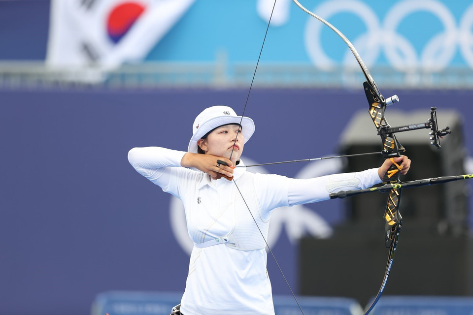 Lim Si Hyeon từng thiết lập một kỷ lục thế giới và 3 kỷ lục Olympic trong ngày khai màn bộ môn bắn cung bắn cung tại Thế vận hội Paris 2024. (Ảnh: Hoàng Linh/TTXVN)