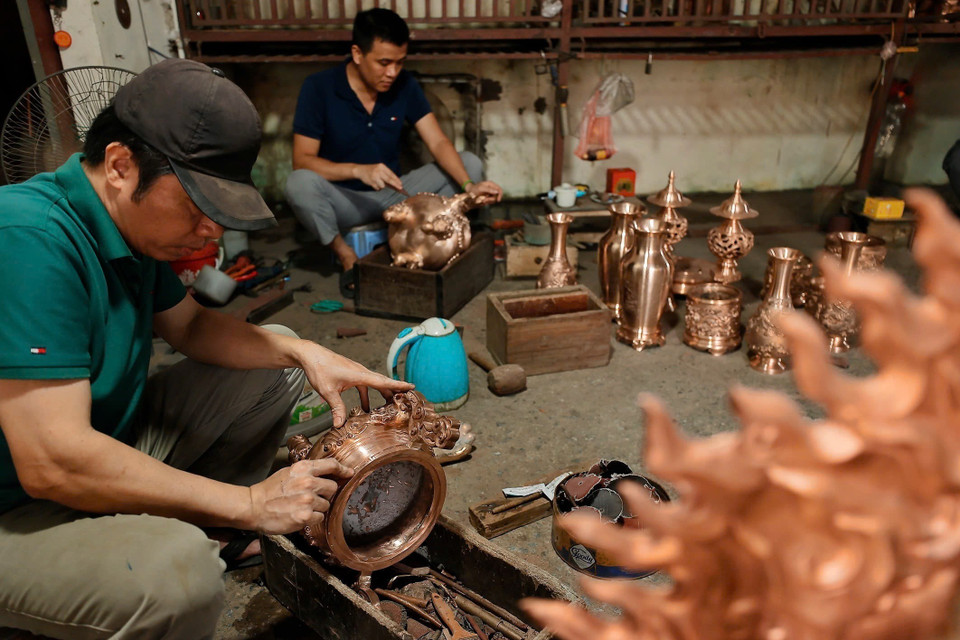 Các công đoạn sản xuất đồng Ngũ Xã đều được làm thủ công, đòi hỏi người thợ phải có tay nghề cao, sản phẩm làm ra mới bảo đảm chất lượng. (Ảnh: Minh Quyết/TTXVN)