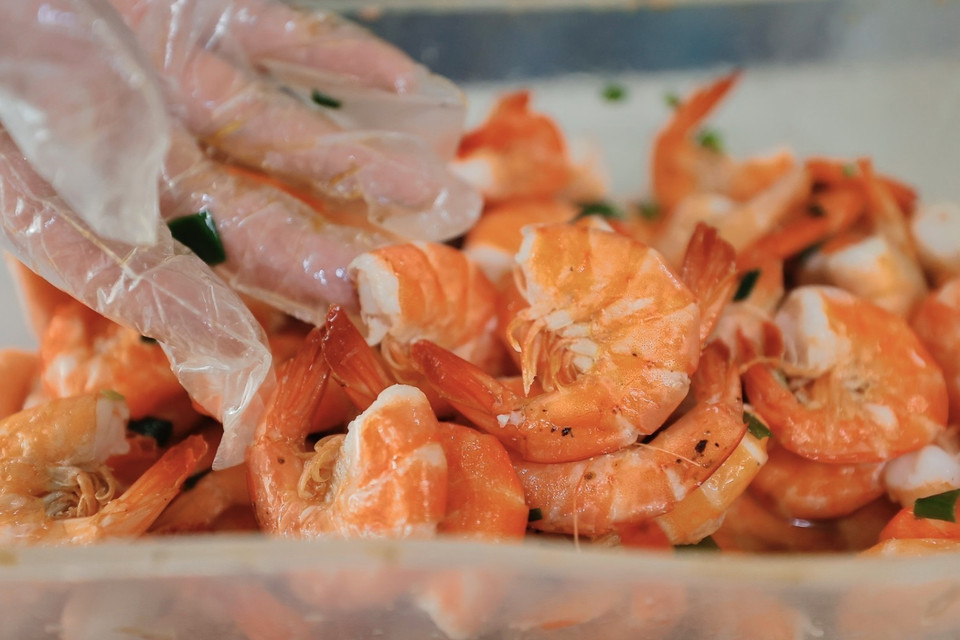 Tôm là nguyên liệu được lựa chọn kỹ lưỡng để tạo nên món mỳ Quảng ngon. (Ảnh: Minh Quyết/TTXVN)