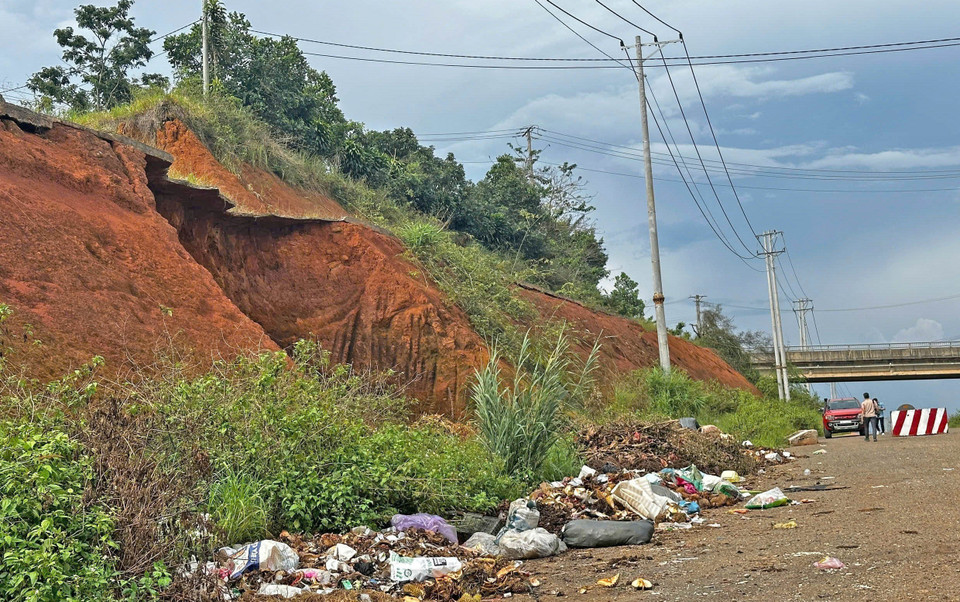 Sau thời gian dài ngừng thi công, tuyến đường tránh có vốn đầu tư hơn 800 tỷ đồng xuất hiện một số điểm có nguy cơ sạt lở. (Ảnh: TTXVN phát)