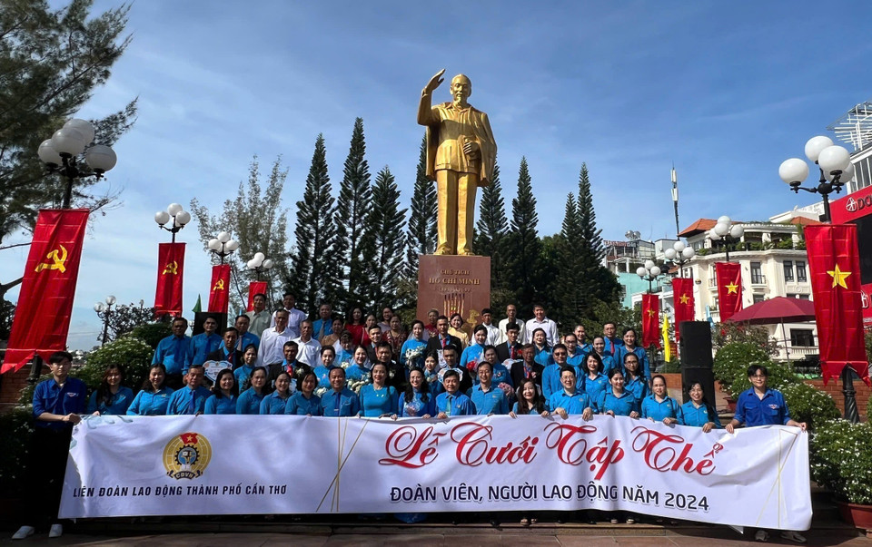 Các cặp đôi cùng đại diện Liên đoàn Lao động thành phố Cần Thơ thực hiện nghi thức dâng hương tượng đài Chủ tịch Hồ Chí Minh tại bến Ninh Kiều. (Ảnh: TTXVN phát)