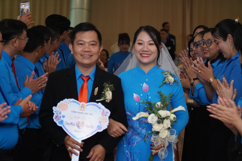 Các cặp đôi rạng ngời trong ngày hạnh phúc. (Ảnh: TTXVN phát)