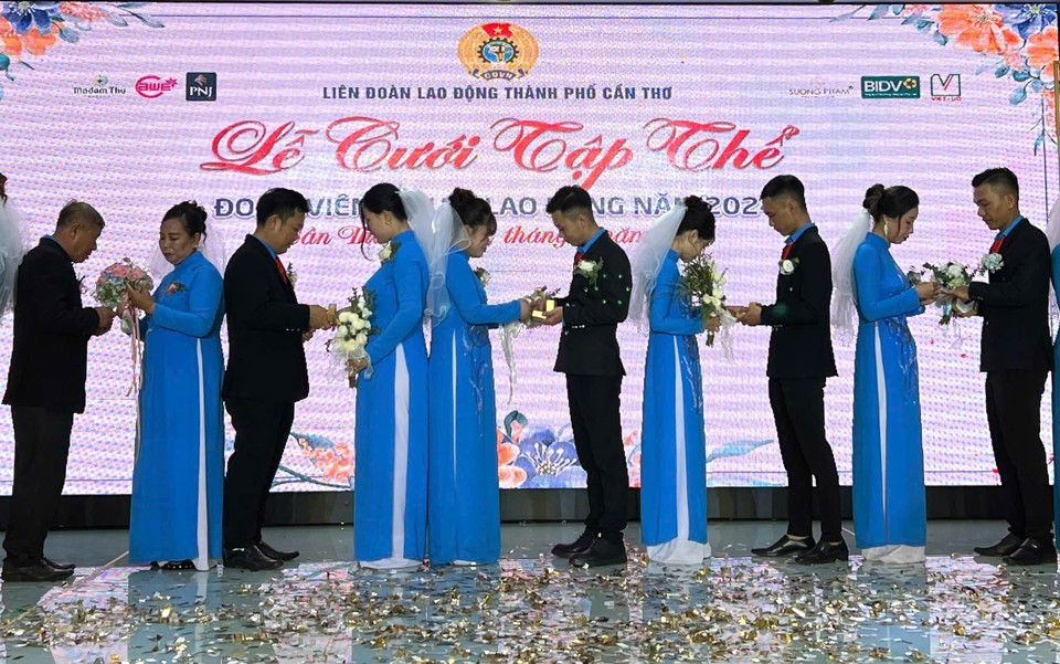 Các cặp đôi trao nhẫn cho nhau. (Ảnh: TTXVN phát)