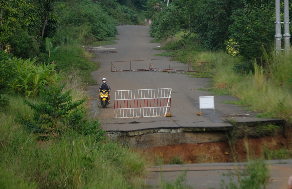 Một đoạn đường tránh qua địa bàn Phường Lộc Sơn (Bảo Lộc) bị sụt lún, đứt gãy từ mùa mưa năm 2023. (Ảnh: Nguyễn Dũng/TTXVN)
