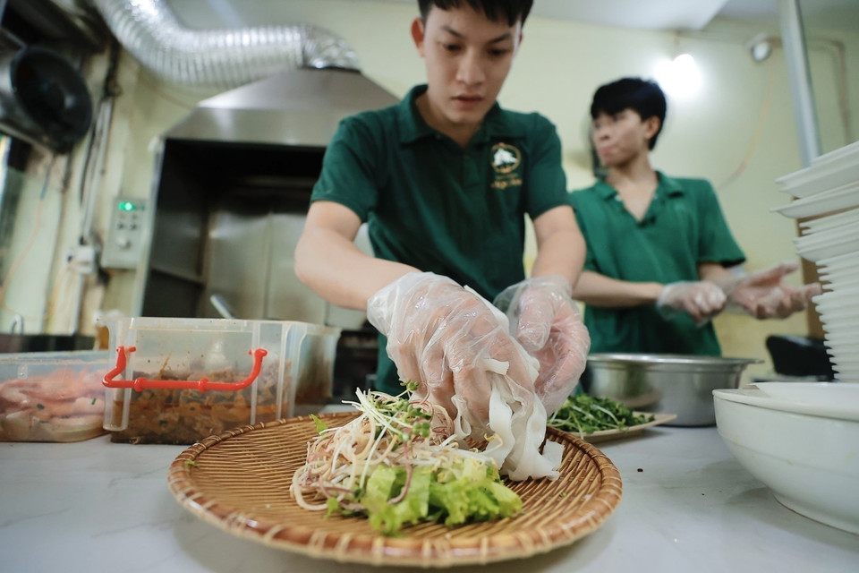 Các món rau gia vị là một phần không thể thiếu với một tô mỳ Quảng. (Ảnh: Minh Quyết/TTXVN)