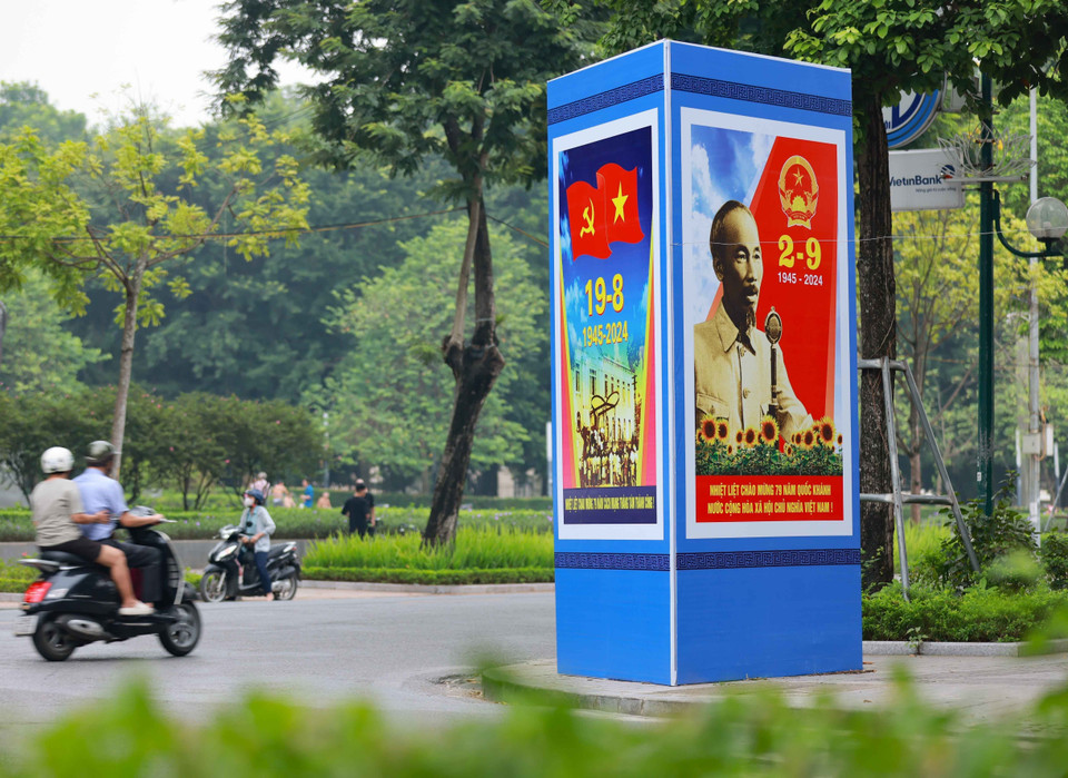 Pano, áp phích chào mừng kỷ niệm 79 năm Cách mạng Tháng Tám và Quốc khánh 2/9 trên đường phố Thủ đô. (Ảnh: Thanh Tùng/TTXVN)