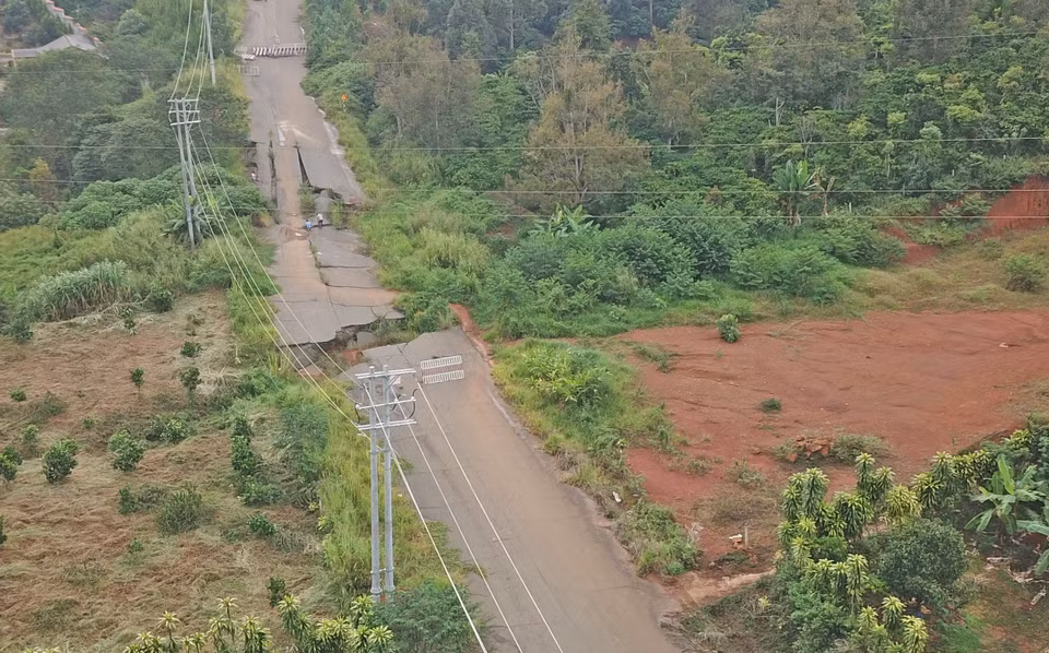 Tuyến đường tránh phía Nam thành phố Bảo Lộc dài 15km hiện bị xuống cấp nghiêm trọng. (Ảnh: Nguyễn Dũng/TTXVN)
