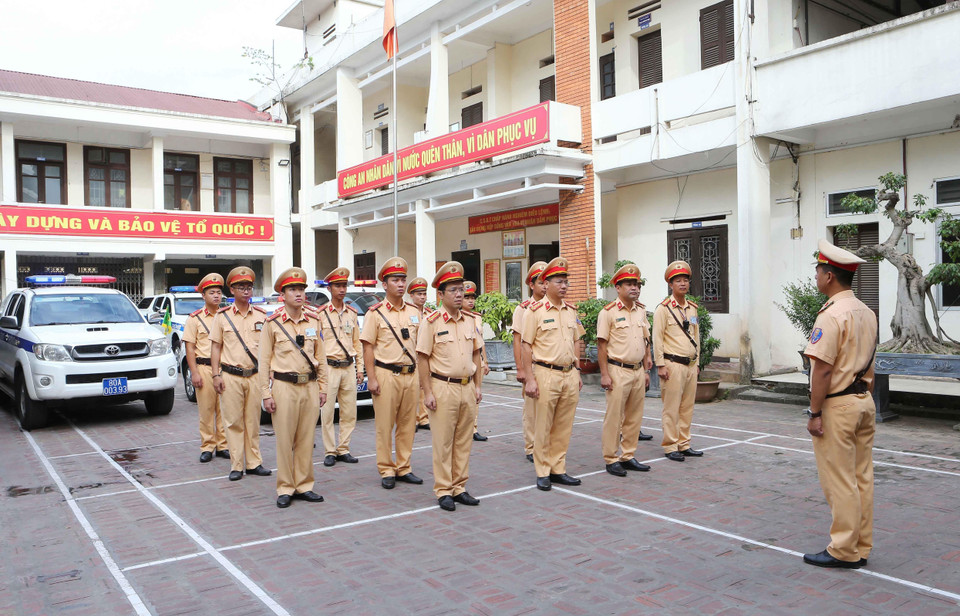 Từ ngày 15/7 đến 14/8, lực lượng cảnh sát giao thông toàn quốc sẽ thực hiện tổng kiểm tra đối với ôtô khách, ôtô vận tải container và xe môtô, xử lý nghiêm các hành vi vi phạm. (Ảnh: Doãn Tấn/TTXVN)