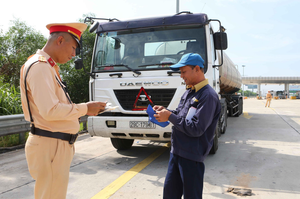 Đội tuần tra kiểm soát giao thông đường bộ cao tốc số 2 (Cục Cảnh sát giao thông) kiểm tra giấy tờ lái xe ôtô trên cao tốc Hà Nội-Hải Phòng. (Ảnh: Doãn Tấn/TTXVN)