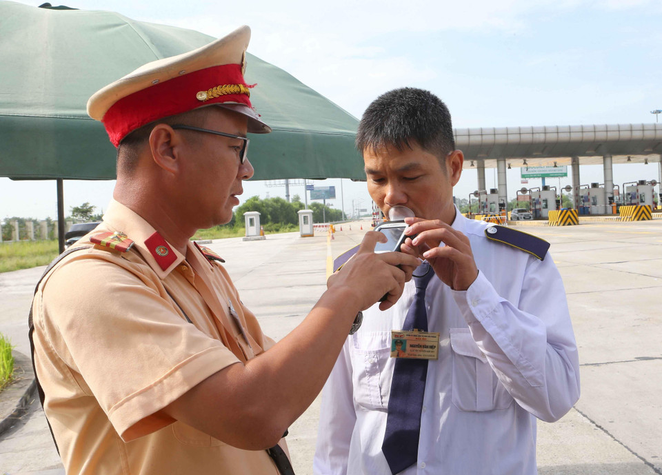Đội tuần tra kiểm soát giao thông đường bộ cao tốc số 2 (Cục Cảnh sát giao thông) tiến hành kiểm tra nồng độ cồn của lái xe ôtô chở khách trên cao tốc Hà Nội-Hải Phòng. (Ảnh: Doãn Tấn/TTXVN)