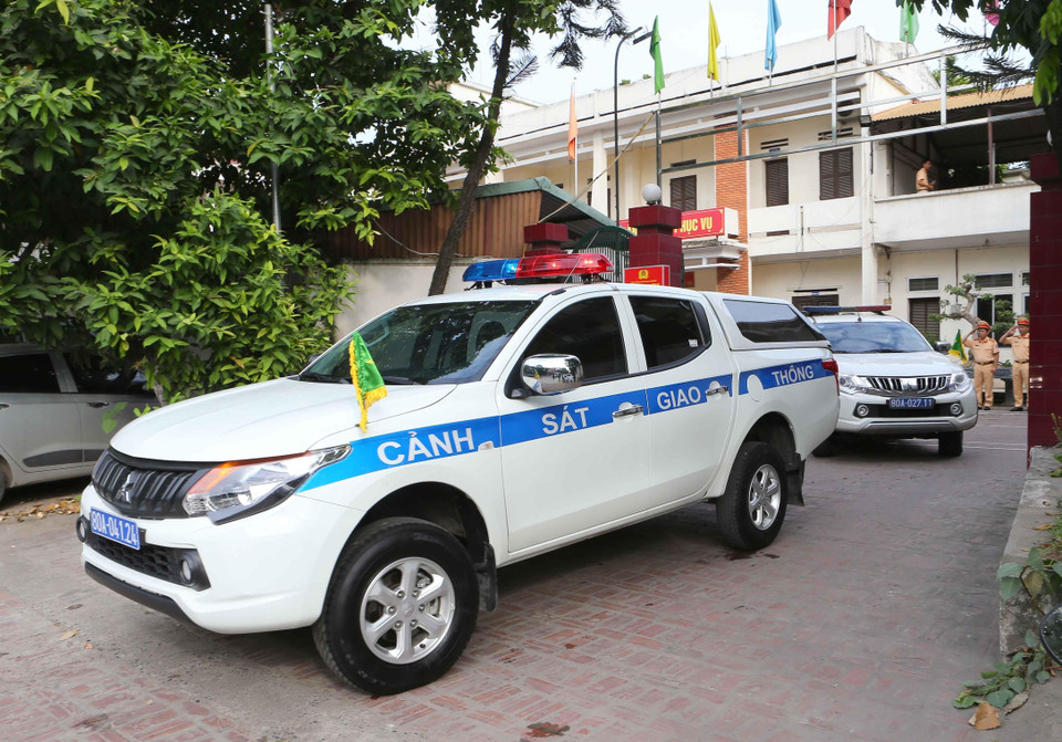 Cán bộ, chiến sỹ Đội tuần tra kiểm soát giao thông đường bộ cao tốc số 2 (Cục Cảnh sát giao thông) xuất quân tổng kiểm tra đối với ôtô chở khách, ôtô vận tải container và xe môtô, xử lý nghiêm các hành vi vi phạm về trật tự an toàn giao thông. (Ảnh: Doãn Tấn/TTXVN)