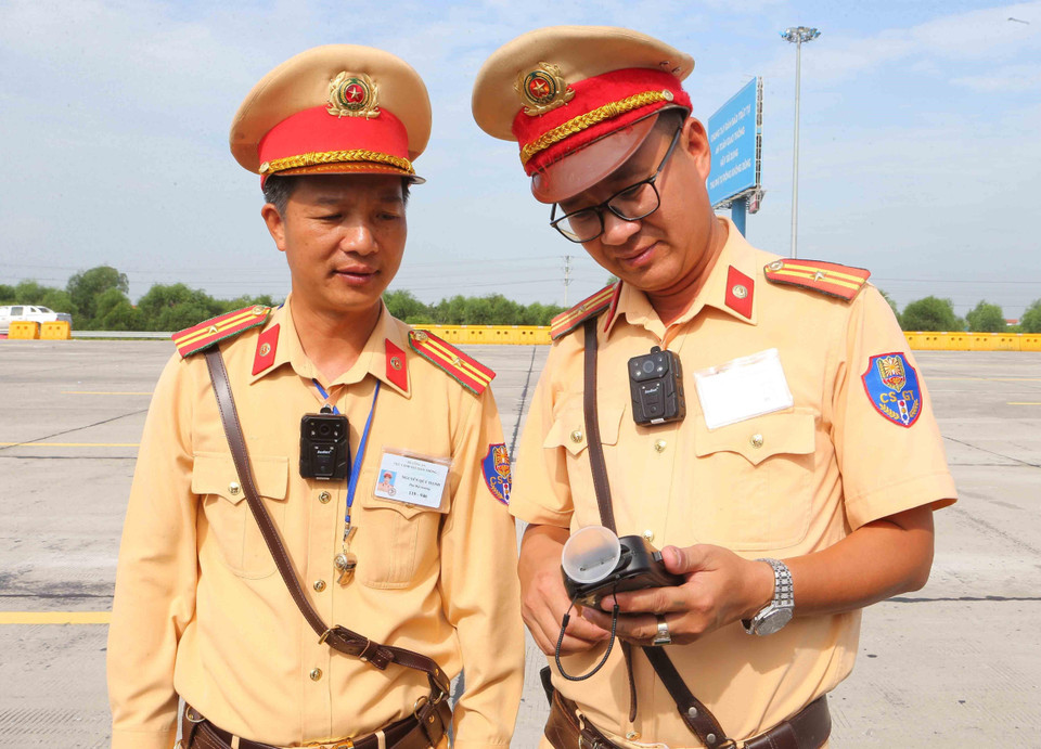 Đội tuần tra kiểm soát giao thông đường bộ Cao tốc số 2, Cục Cảnh sát giao thông kiểm tra thiết bị đo nồng độ cồn và đeo camera cá nhân giám sát trước ngực. (Ảnh: Doãn Tấn/TTXVN)