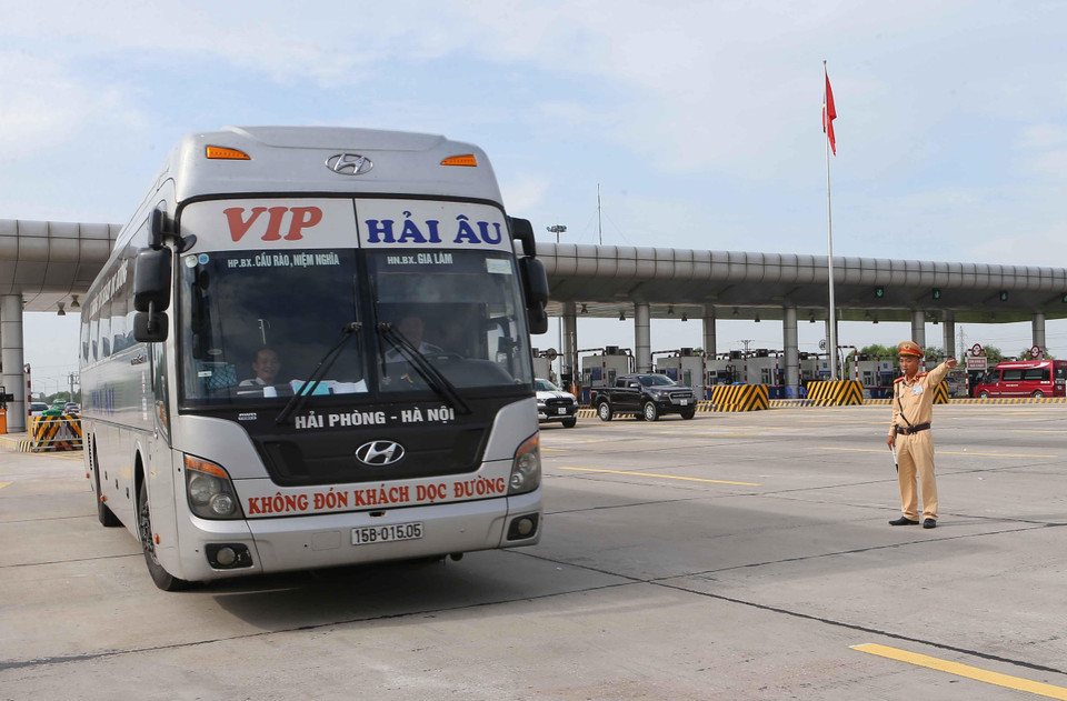 Đội tuần tra kiểm soát giao thông đường bộ cao tốc số 2 (Cục Cảnh sát giao thông) tiến hành kiểm tra xe ôtô chở khách trên cao tốc Hà Nội-Hải Phòng. (Ảnh: Doãn Tấn/TTXVN)