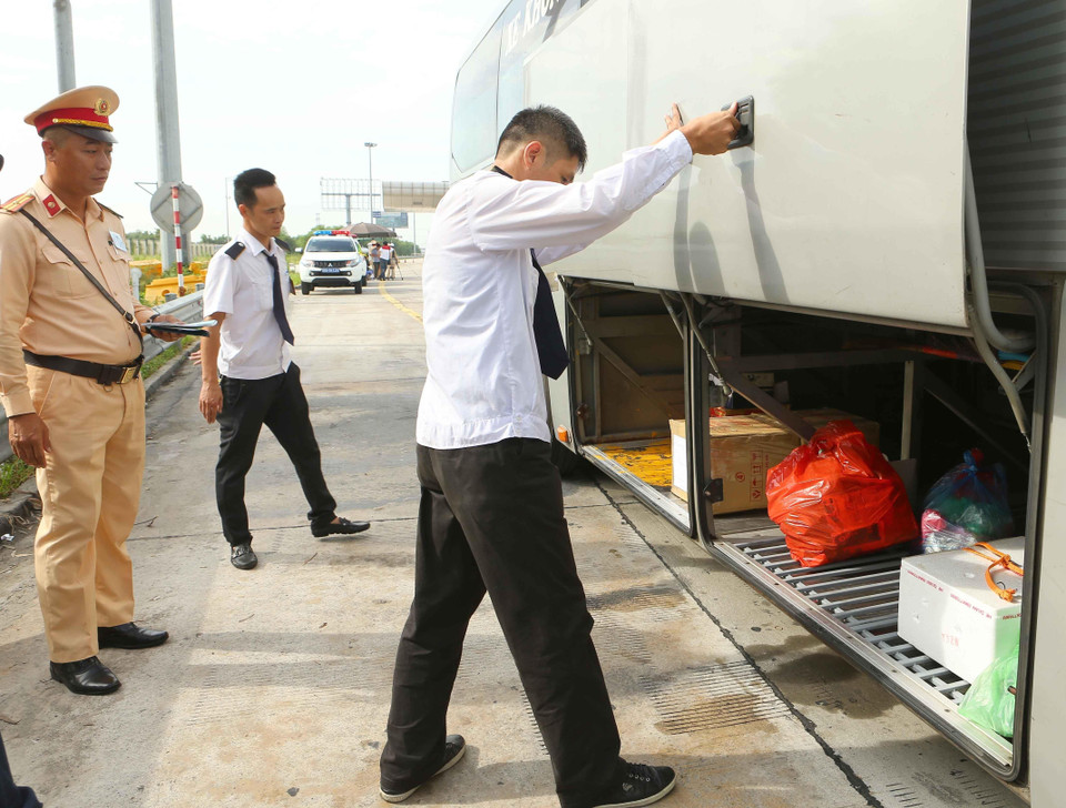 Đội tuần tra kiểm soát giao thông đường bộ cao tốc số 2 (Cục Cảnh sát giao thông) tiến hành kiểm tra xe ôtô chở khách trên cao tốc Hà Nội-Hải Phòng. (Ảnh: Doãn Tấn/TTXVN)