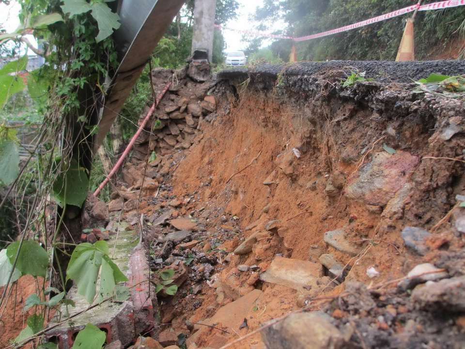 Đường lên Tam Đảo sạt lở nên chỉ các phương tiện xe máy, ôtô từ 4-16 chỗ mới được đi qua cung đường dẫn lên khu du lịch. (Ảnh: Nguyễn Thảo/TTXVN) 