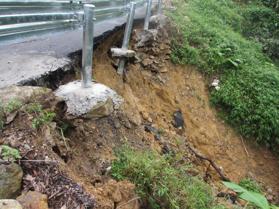 Đường lên khu du lịch Tam Đảo nhiều chỗ bị sạt lở nghiêm trọng. (Ảnh: Nguyễn Thảo/TTXVN) 