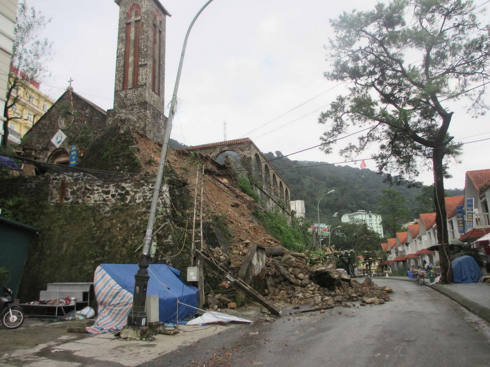 Mưa lớn làm nhà thờ đá Tam Đảo bị sạt lở một góc khá lớn. (Ảnh: Nguyễn Thảo/TTXVN)
