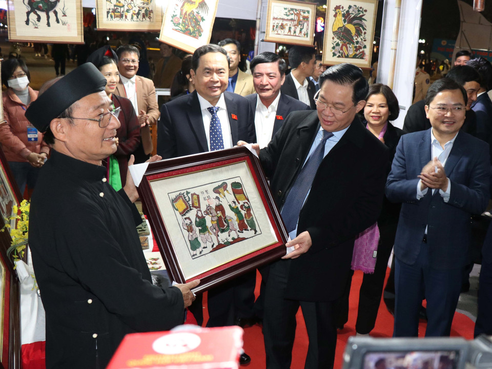 Chủ tịch Quốc hội Vương Đình Huệ tham quan gian trưng bày tranh dân gian Đông Hồ tỉnh Bắc Ninh. (Ảnh: Thanh Thương/TTXVN)