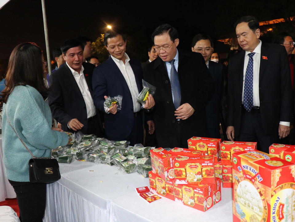 Chủ tịch Quốc hội Vương Đình Huệ tham quan gian trưng bày sản phẩm OCOP tỉnh Bắc Ninh. (Ảnh: Thanh Thương/TTXVN)