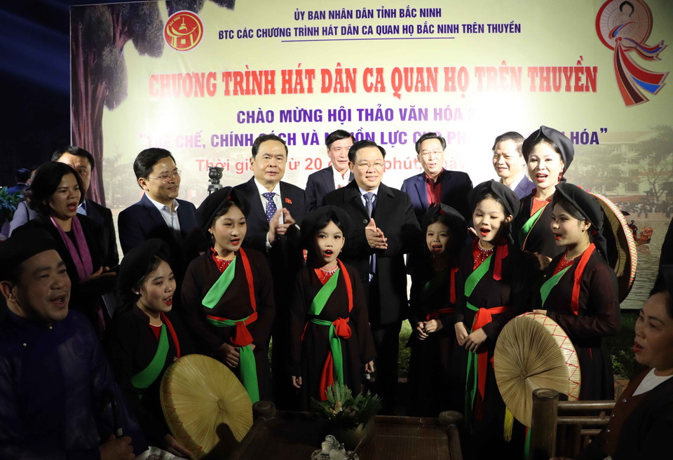 Chủ tịch Quốc hội Vương Đình Huệ và đại biểu chụp ảnh cùng các nghệ nhân, thiếu niên, nhi đồng trong Câu lạc bộ Quan họ măng non Bắc Ninh. (Ảnh: Thanh Thương/TTXVN)