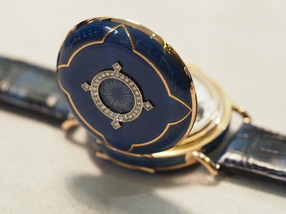 Tuyệt tác đồng hồ này thiết kế nắp đậy tinh xảo và có gắn kim cương.