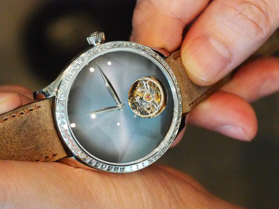 Đồng hồ H.Moser &amp; Cie. Endeavour Tourbillon Diamond, giá 2,35 tỷ đồng.