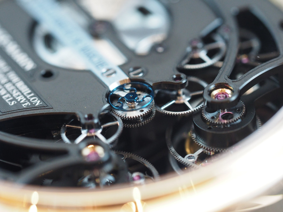 Cận cảnh 'nội thất' Speake-Marin Double Tourbillon.